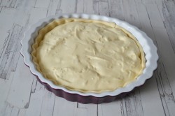 Грушевый пирог со сливками и миндалем - шаг 15