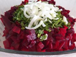 Грузинский салат из свеклы с перцем и зеленью - шаг 10