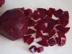 Грузинский салат из свеклы с перцем и зеленью - шаг 5