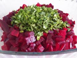 Грузинский салат из свеклы с перцем и зеленью - шаг 8