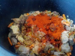 Гуляш из говядины в мультиварке - шаг 11