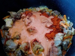 Гуляш из говядины в мультиварке - шаг 12