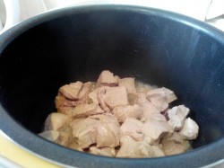 Гуляш из говядины в мультиварке - шаг 3