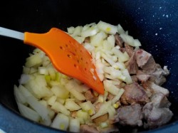 Гуляш из говядины в мультиварке - шаг 6