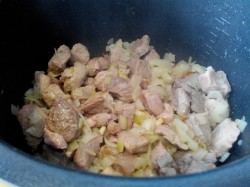 Гуляш из говядины в мультиварке - шаг 7