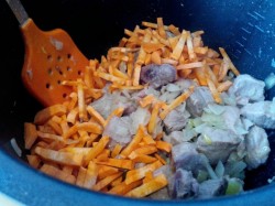 Гуляш из говядины в мультиварке - шаг 8