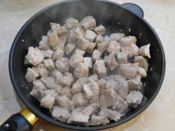 Гуляш из свинины со сметаной - шаг 2