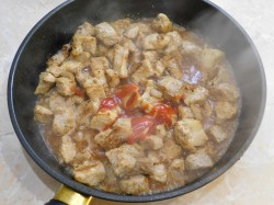 Гуляш из свинины со сметаной - шаг 4