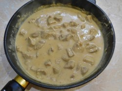 Гуляш из свинины со сметаной - шаг 6