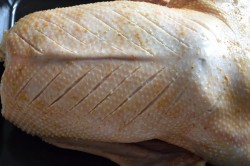 Запеченный гусь с яблоками и алычой в духовке - шаг 2 Запеченный гусь с яблоками и алычой в духовке - шаг 2