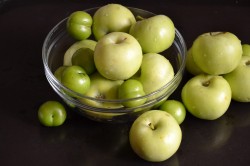 Запеченный гусь с яблоками и алычой в духовке - шаг 3 Запеченный гусь с яблоками и алычой в духовке - шаг 3