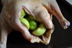 Запеченный гусь с яблоками и алычой в духовке - шаг 4 Запеченный гусь с яблоками и алычой в духовке - шаг 4