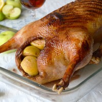 Запеченный гусь с яблоками и алычой в духовке