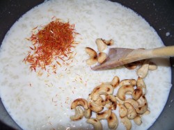 Индийский десерт кхир с мёдом - шаг 2