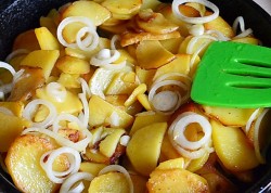 Жареная картошка с болгарским перцем - шаг 5