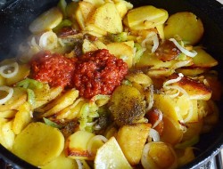 Жареная картошка с болгарским перцем - шаг 7