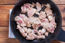 Жареная картошка с курицей на сковороде - шаг 4 Жареная картошка с курицей на сковороде - шаг 4