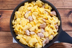 Жареная картошка с курицей на сковороде - шаг 5 Жареная картошка с курицей на сковороде - шаг 5