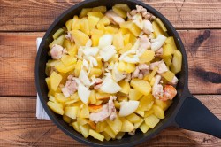 Жареная картошка с курицей на сковороде - шаг 6 Жареная картошка с курицей на сковороде - шаг 6