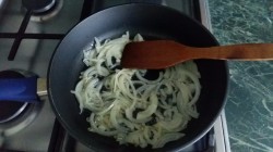 Жареная печень с луком - шаг 5