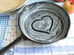 Жареная шарлотка с корицей сахарной пудрой и яблоком - шаг 12 Жареная шарлотка с корицей сахарной пудрой и яблоком - шаг 12