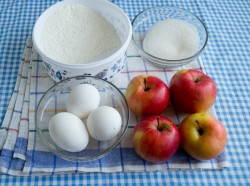 Жареная шарлотка с корицей сахарной пудрой и яблоком - шаг 1 Жареная шарлотка с корицей сахарной пудрой и яблоком - шаг 1