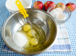 Жареная шарлотка с корицей сахарной пудрой и яблоком - шаг 2 Жареная шарлотка с корицей сахарной пудрой и яблоком - шаг 2