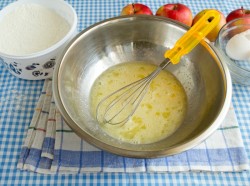 Жареная шарлотка с корицей сахарной пудрой и яблоком - шаг 3 Жареная шарлотка с корицей сахарной пудрой и яблоком - шаг 3