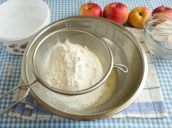 Жареная шарлотка с корицей сахарной пудрой и яблоком - шаг 4 Жареная шарлотка с корицей сахарной пудрой и яблоком - шаг 4