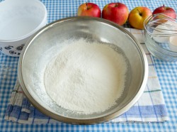 Жареная шарлотка с корицей сахарной пудрой и яблоком - шаг 5 Жареная шарлотка с корицей сахарной пудрой и яблоком - шаг 5