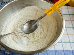 Жареная шарлотка с корицей сахарной пудрой и яблоком - шаг 6 Жареная шарлотка с корицей сахарной пудрой и яблоком - шаг 6