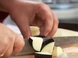 Жареные баклажаны на зиму с помидорами, пряностями и уксусом - шаг 2