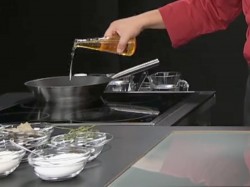 Жареные баклажаны на зиму с помидорами, пряностями и уксусом - шаг 4