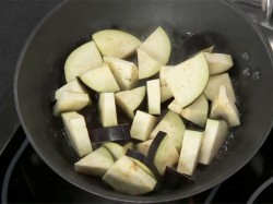 Жареные баклажаны на зиму с помидорами, пряностями и уксусом - шаг 5