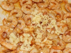 Жареные креветки с чесноком - шаг 4