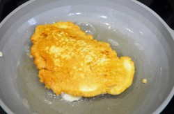 Куриная грудка в кляре на сковороде - шаг 8