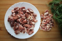 Жареные куриные сердечки с луком на сковороде - шаг 2