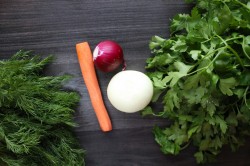 Жареные куриные сердечки с луком на сковороде - шаг 3