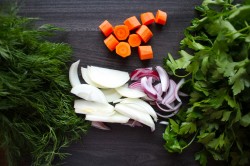 Жареные куриные сердечки с луком на сковороде - шаг 4