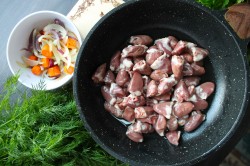 Жареные куриные сердечки с луком на сковороде - шаг 6