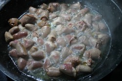 Жареные куриные сердечки с луком на сковороде - шаг 7