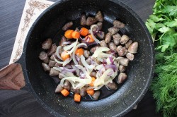 Жареные куриные сердечки с луком на сковороде - шаг 9