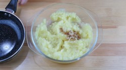 Жареные пирожки с картошкой из дрожжевого теста на сковороде - шаг 1 Жареные пирожки с картошкой из дрожжевого теста на сковороде - шаг 1