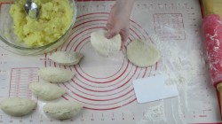 Жареные пирожки с картошкой из дрожжевого теста на сковороде - шаг 3 Жареные пирожки с картошкой из дрожжевого теста на сковороде - шаг 3