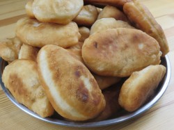 Жареные пирожки с картошкой из дрожжевого теста на сковороде - шаг 5 Жареные пирожки с картошкой из дрожжевого теста на сковороде - шаг 5