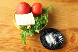 Жареные помидоры с сыром и чесноком - шаг 1