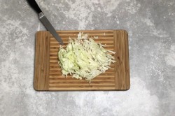 Капустный заливной пирог с капустой на сковороде - шаг 2