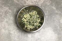 Капустный заливной пирог с капустой на сковороде - шаг 4