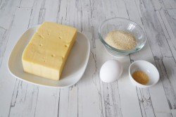 Жареный сыр в панировочных сухарях - шаг 1