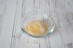 Жареный сыр в панировочных сухарях - шаг 2